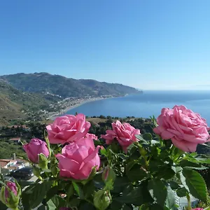 https://blue-sky-house.taorminaitalyhotels.com